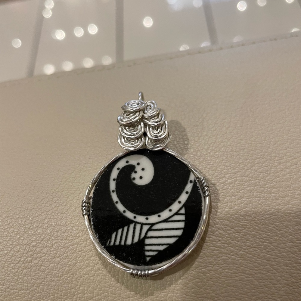 China plate wire  wrapped pendents